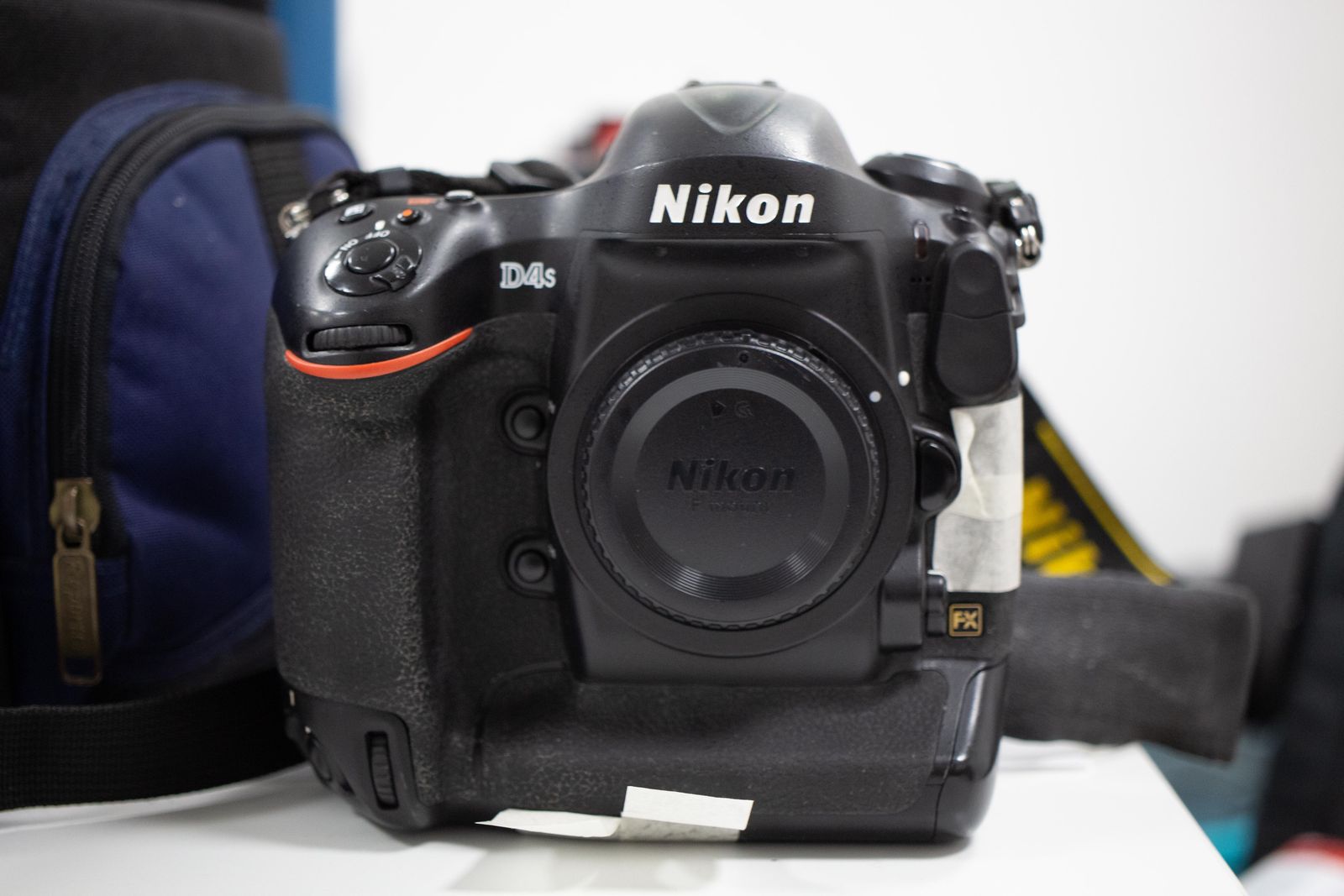 Nikon D4s in laboratorio per la sostituzione dell’otturatore