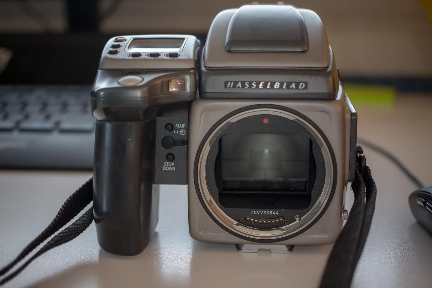 Corpo medio formato Hasselblad H4D con il box specchio aperto per la pulizia del sensore