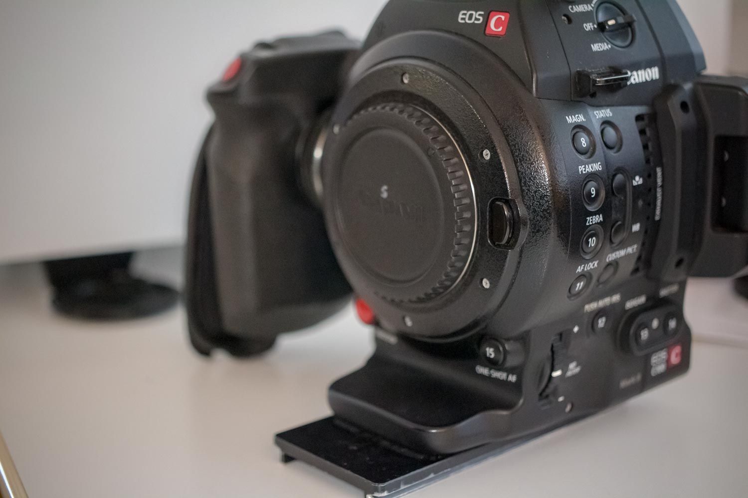 Canon EOS C100 Mark II sul banco dopo pulizia sensore e revisione completa