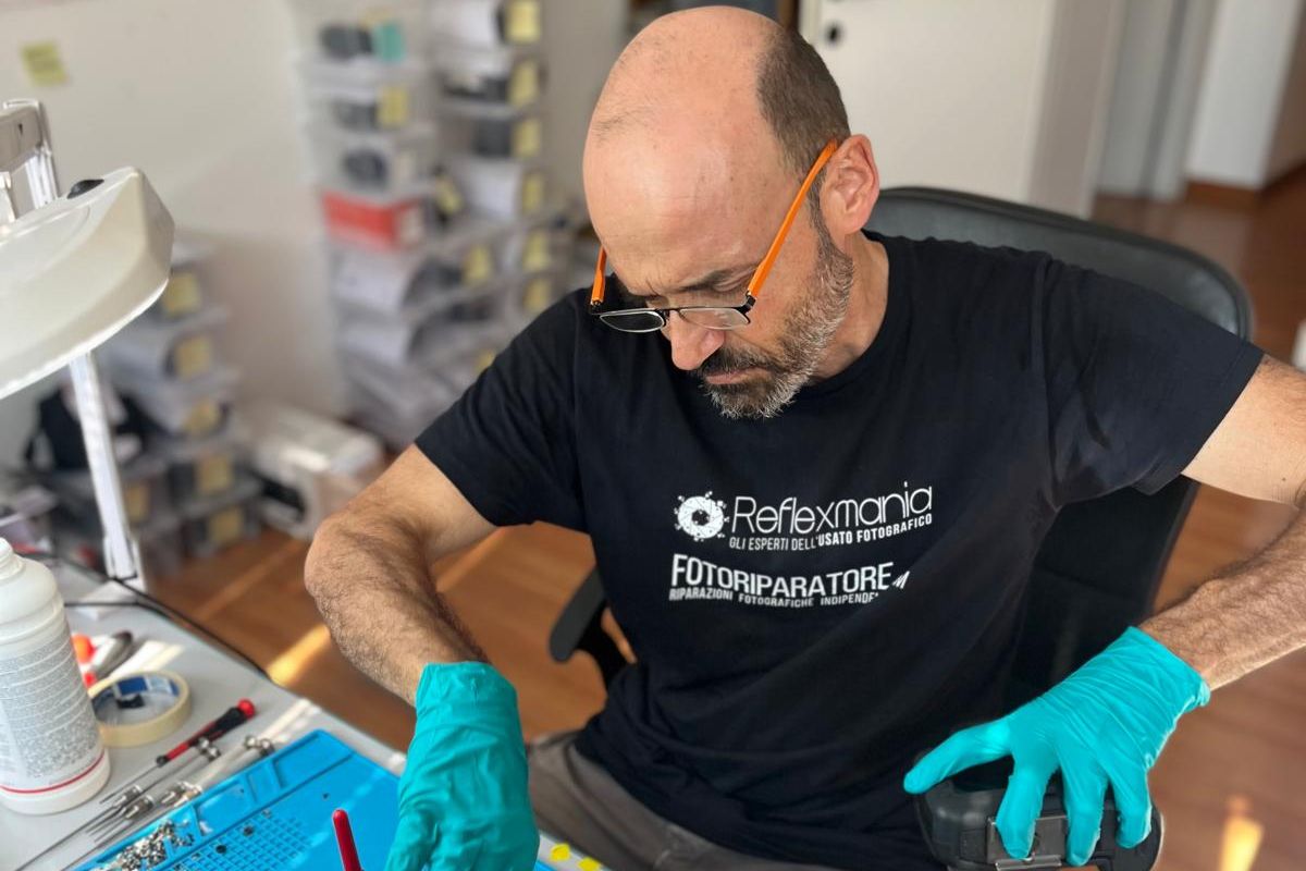 Francesco al banco di riparazione ad Ancona, con l’archivio ricambi alle spalle