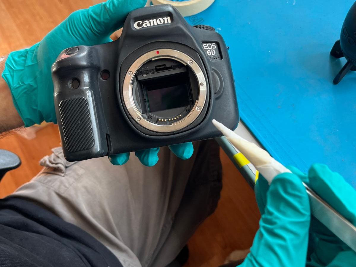 Pulizia a umido del sensore nel laboratorio Fotoriparatore: swab che entra nella baionetta di una Canon EOS 6D